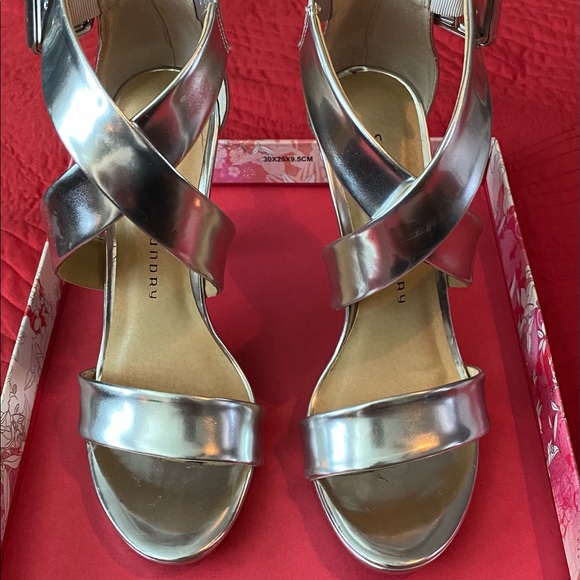 Silver Heels - Picture 1 of 5